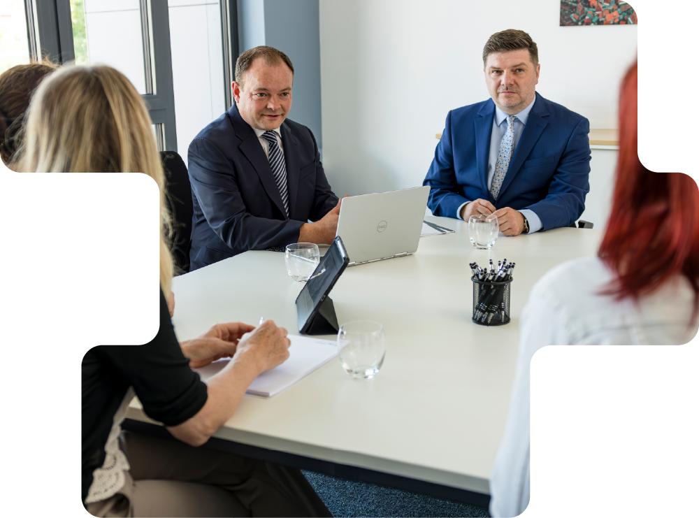 Das Team von Steuerberater Sven Rüger sitzt zusammen bei einem Meeting